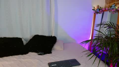 Snapshot of jules_n_gia chatting on January 5, 11:01 pm Jules and Gia online show from January 5, 11:01 pm