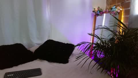 Snapshot of jules_n_gia chatting on January 6, 4:44 pm Jules and Gia online show from January 6, 4:44 pm
