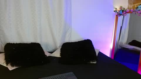 Snapshot of jules_n_gia chatting on January 10, 11:43 am Jules and Gia online show from January 10, 11:43 am