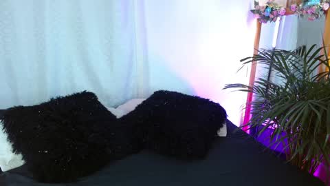 Snapshot of jules_n_gia chatting on January 12, 1:58 pm Jules and Gia online show from January 12, 1:58 pm