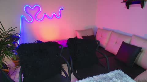 Snapshot of jules_n_gia chatting on January 28, 2:31 pm Jules and Gia online show from January 28, 2:31 pm