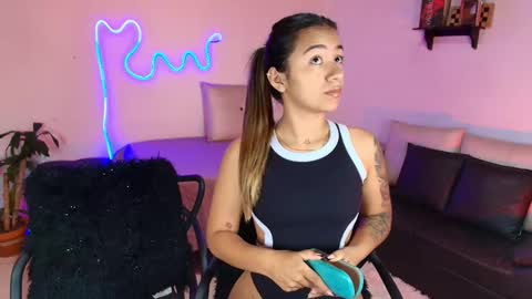Snapshot of jules_n_gia chatting on February 22, 5:13 pm Jules and Gia online show from February 22, 5:13 pm