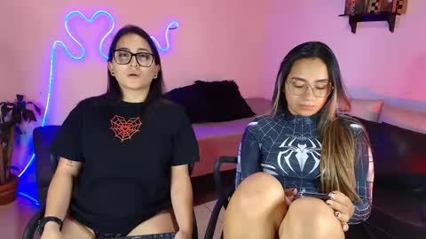 Snapshot of jules_n_gia chatting on February 24, 12:09 am Jules and Gia online show from February 24, 12:09 am