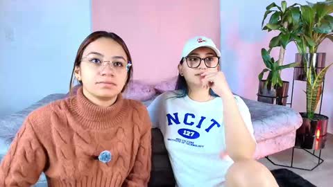 Snapshot of jules_n_gia chatting on September 25, 10:41 am Jules and Gia online show from September 25, 10:41 am