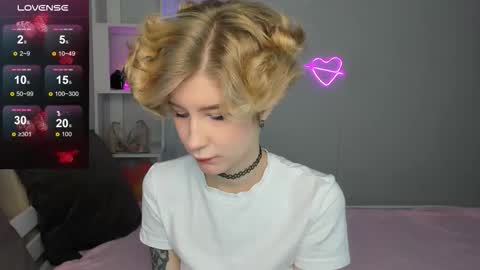 Snapshot of julescrown chatting on October 4, 12:19 am Jules online show from October 4, 12:19 am