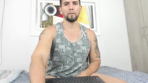 Snapshot of juleslatin122 chatting on December 10, 1:32 am Jules online show from December 10, 1:32 am