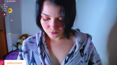 Snapshot of juli05star chatting on October 17, 12:47 am Juliana online show from October 17, 12:47 am