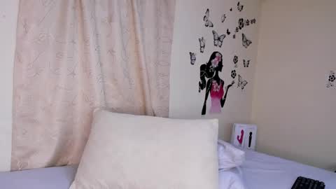 Snapshot of juli_castillos chatting on February 24, 6:04 pm Juli online show from February 24, 6:04 pm