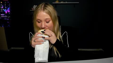 Snapshot of juli_kisss chatting on December 20, 1:22 pm juli kisss online show from December 20, 1:22 pm