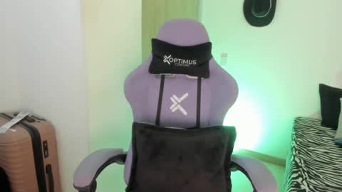 Snapshot of juli_santos_22 chatting on February 22, 1:13 pm juli_santos_22 online show from February 22, 1:13 pm