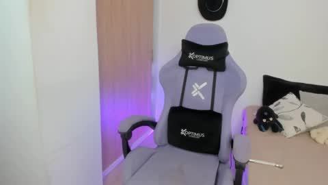 Snapshot of juli_santos_22 chatting on March 8, 6:47 pm juli_santos_22 online show from March 8, 6:47 pm