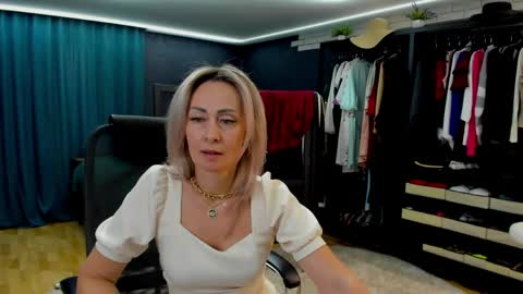 julia__cherry_ online show from April 24, 2:41 pm