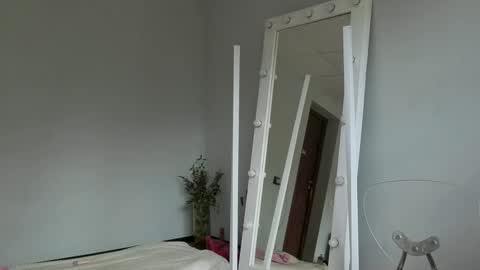 Snapshot of julia_giulia chatting on September 17, 12:40 pm julia_giulia online show from September 17, 12:40 pm