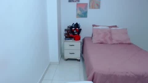 Snapshot of julia_gray_ chatting on December 17, 7:53 pm julia online show from December 17, 7:53 pm