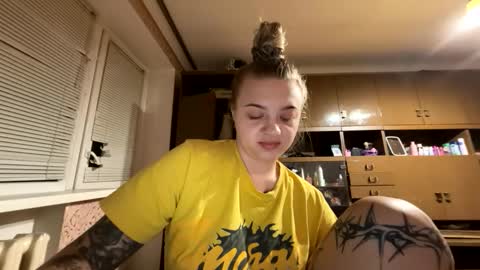juliacrazy_ online show from October 4, 3:43 pm