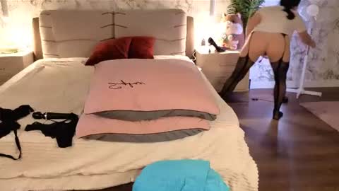 juliamillss online show from June 30, 12:11 am