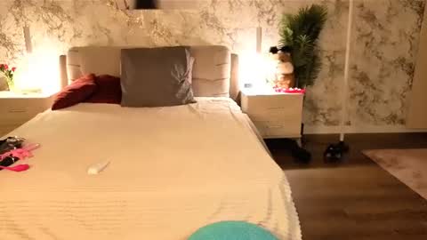 juliamillss online show from July 4, 6:47 pm