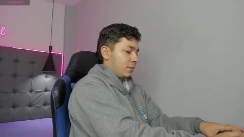 julian_smith21 online show from February 27, 12:27 pm