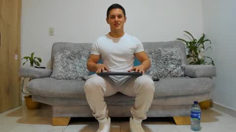 Snapshot of julian_wallace chatting on December 14, 11:12 pm julian_wallace online show from December 14, 11:12 pm