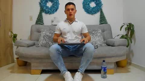 Snapshot of julian_wallace chatting on December 20, 9:39 pm julian_wallace online show from December 20, 9:39 pm