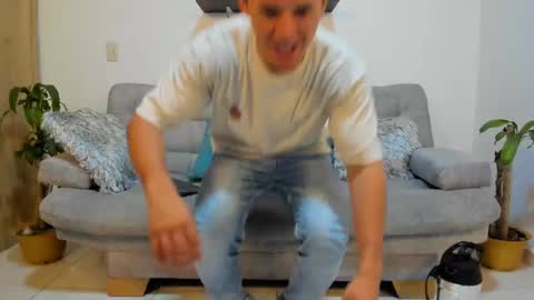 Snapshot of julian_wallace chatting on January 21, 3:26 am julian_wallace online show from January 21, 3:26 am