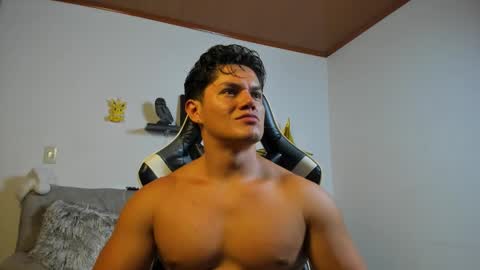 julian_wallace online show from December 19, 8:49 pm