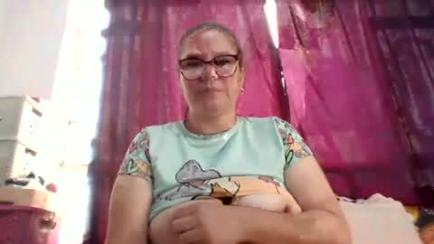 Snapshot of julianaputa chatting on June 19, 1:59 pm julianaputa online show from June 19, 1:59 pm
