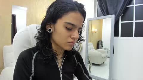 Snapshot of julianne_7 chatting on December 22, 12:35 pm julianne_7 online show from December 22, 12:35 pm