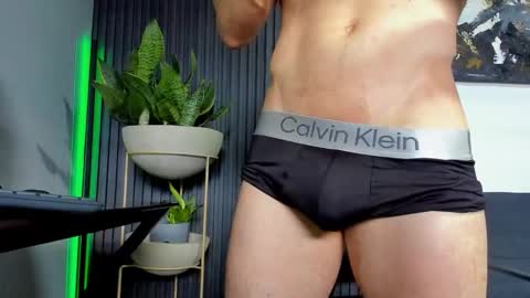 Snapshot of juliansexxx16 chatting on February 25, 10:41 pm Julian online show from February 25, 10:41 pm