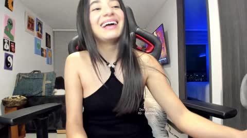 Snapshot of julidavila chatting on December 4, 1:36 am Jeimy Help me to reach 100 thumbs up online show from December 4, 1:36 am