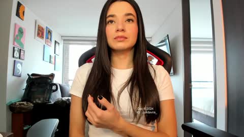 Snapshot of julidavila chatting on December 6, 9:57 pm Jeimy Help me to reach 100 thumbs up online show from December 6, 9:57 pm