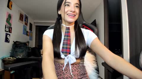 Snapshot of julidavila chatting on December 7, 4:09 am Jeimy Help me to reach 100 thumbs up online show from December 7, 4:09 am