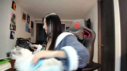 Snapshot of julidavila chatting on December 9, 12:12 am Jeimy Help me to reach 100 thumbs up online show from December 9, 12:12 am