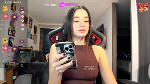 Snapshot of julidavila chatting on December 10, 12:39 am Jeimy Help me to reach 100 thumbs up online show from December 10, 12:39 am