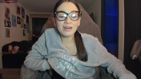 Snapshot of julidavila chatting on September 11, 2:00 am Jeimy Help me to reach 100 thumbs up online show from September 11, 2:00 am