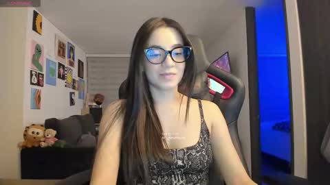 Snapshot of julidavila chatting on October 14, 1:28 am Jeimy Help me to reach 100 thumbs up online show from October 14, 1:28 am