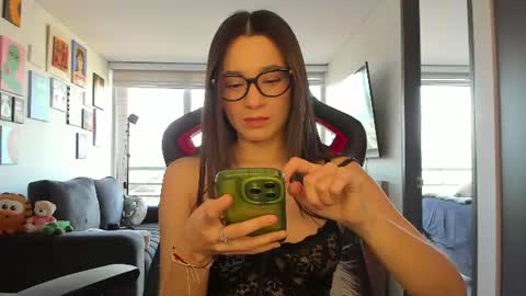 Snapshot of julidavila chatting on June 25, 10:36 pm Jeimy Help me to reach 100 thumbs up online show from June 25, 10:36 pm