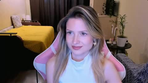 Snapshot of julie_flores chatting on May 28, 2:36 pm Julie online show from May 28, 2:36 pm