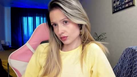 Snapshot of julie_flores chatting on May 31, 1:51 pm Julie online show from May 31, 1:51 pm
