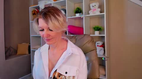 Julie Lucasss online show from March 7, 8:33 am