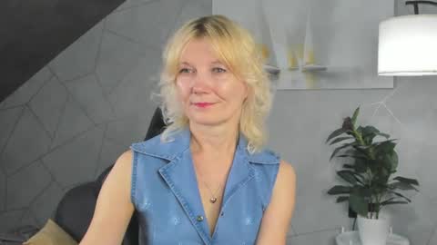 Julie Lucasss online show from June 25, 12:21 am