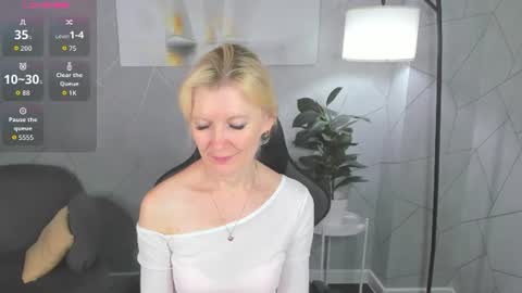 Julie Lucasss online show from July 7, 12:35 am