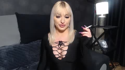 julia online show from December 6, 10:19 pm