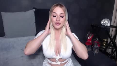 julia online show from November 5, 11:38 pm