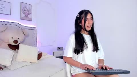 juliee_ross online show from May 19, 1:06 pm