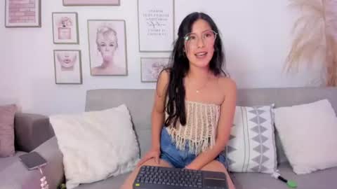 juliee_ross online show from June 18, 1:37 pm