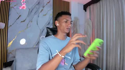 Julien online show from February 6, 12:30 pm