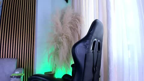 Snapshot of juliensaint_ chatting on May 6, 12:43 pm Julien online show from May 6, 12:43 pm