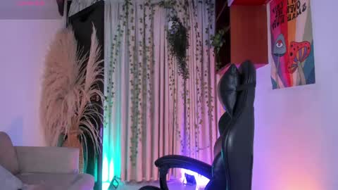 Snapshot of juliensaint_ chatting on May 12, 11:18 am Julien online show from May 12, 11:18 am