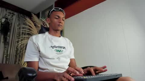Snapshot of juliensaint_ chatting on May 15, 11:28 am Julien online show from May 15, 11:28 am